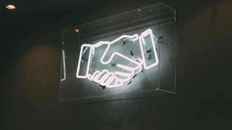 Die Kooperation von BSI und SIGNAL IDUNA erleichtert die bedarfsorientierte Kundenbetreuung. Foto: Charles Deluvio/unsplash.com