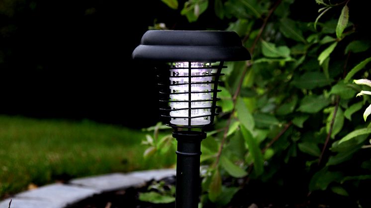 Solcellsladdad mygglampa LED - Lockar och dödar