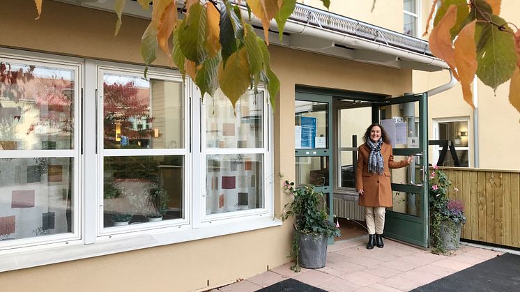 Helene Ljungqvist, verksamhetschef för vård- och omsorgsboenden i Kungsbacka kommun, utanför Signeshus vård- och omsorgsboende. Foto: Emma Hellström/Kungsbacka kommun