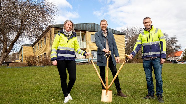 Spadtaget togs av Helena Norlykke, projektchef Skanska, Carl-Johan Baatz, vice vd ÖrebroBostäder samt Fredrik Johansson, produktionschef Skanska.