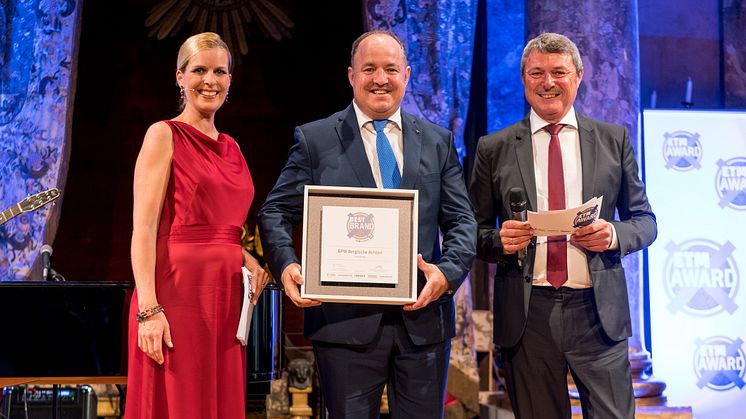 from left: Moderator Alexandra von Lingen, Ralf Merkelbach (BPW) and Paul Göttl (ETM publishing house) at the awards ceremony.