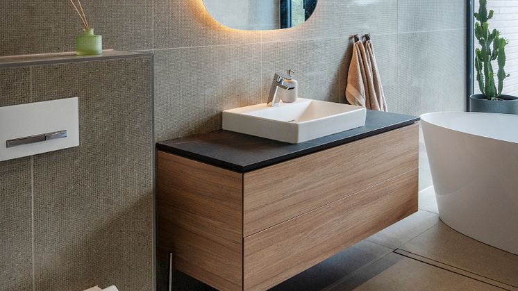 Geberit ONE -kylpyhuonekaluste mustalla kivitasolla, Option Oval -peili, iCon wc-istuin.jpg