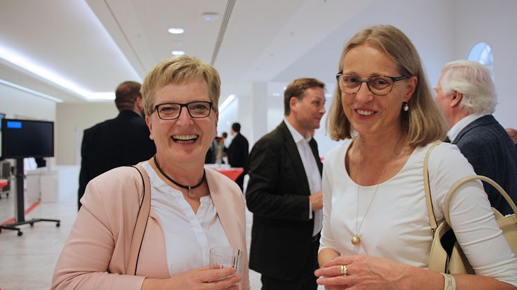 TH-Präsidentin Professorin Dr. Ulrike Tippe im Gespräch mit der Präsidentin der Filmuniversität Babelsberg, Professorin Dr. Susanne Stürmer.