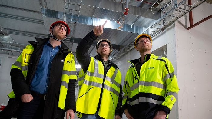 Christer de Wahl och Kristoffer Magnesten, Elektroskandia samt Anders Lindgren, SEAL Scandinavia, på plats i Campus Albano.