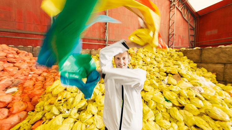 Kent Briby, produktionschef inom Återvinning, visar upp färgsorteringsanläggningen på Lilla Nyby i Eskilstuna.