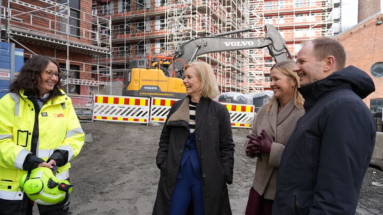 Jubler for tilskudd til studentboliger. FV: Birte Almeland, eiendomsdirektør i SiO, Sigrun Aasland, forsknings- og høyere utdanningsminister, Kjersti Stenseng, kommunal- og distriktsminister, Andreas Berggren Eskelund, administrerende direktør i SiO