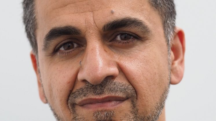 Shwan Dler Qaradaki ble tildelt Kistefos kunstpris 2020 for verket The Golden Wish – en todelt installasjon som består av tekst av gull og video på monitor. Foto: Jannik Abel. 