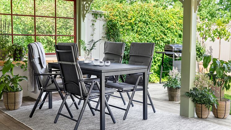 Rusta_2024_S2_Table_Barcelona_chair_Neapel_Chair_cushion_Newport-1-I