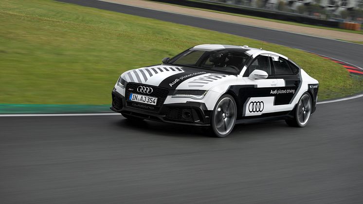 RS7 piloted driving car front side