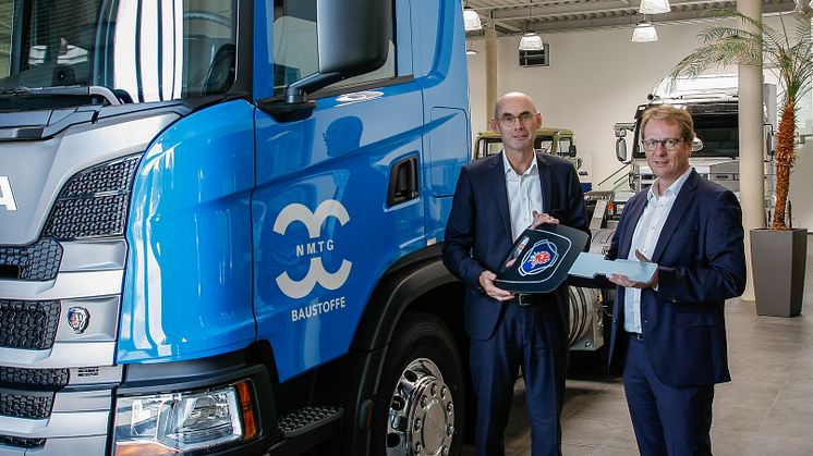 Fahrzeugübergabe beim Scania Händler Gernd Breuer in Duisburg: Huettemann-Geschäftsführer Manfred Köhler (li.) nimmt den Scania G 410 mit LNG-Antrieb von Jörg Breuer, Geschäftsführer der Gerd Breuer GmbH, entgegen.