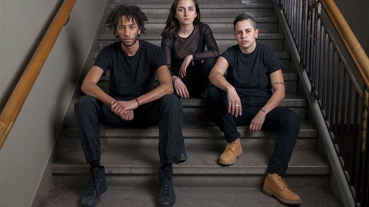 Lancelot Sakile Ncube, Shada-Helin Sulhav, Rosh. Foto Dramaten.