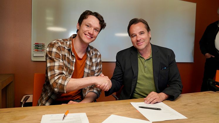 Nils van der Poel är glad att bli en del av Synsams produktutveckling, här med Synsam Groups vd och koncernchef Håkan Lundstedt.