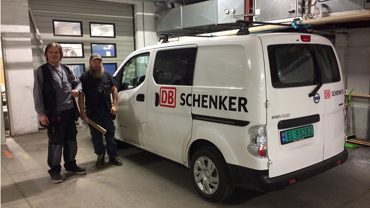 Schenker AS har kjøpt el-varebil. Kjell Kråen (t. v.) og Roy Syversen på verkstedet er fornøyd med den nye el-varebilen.