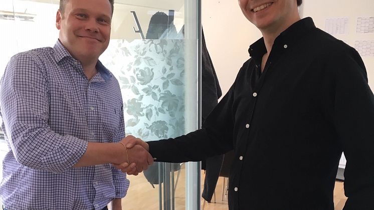 På bilden, från vänster: Karl Nilsson, vd Radonova Laboratories och Bjarke Jacobsen, vd RadonHuset.