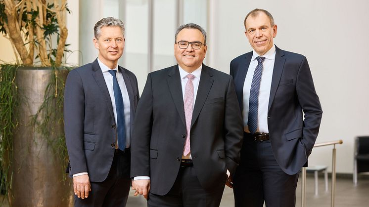 Freuen sich über ein gutes Jahr 2024: Lars Hopp, Daniel Zeiler und Bernd Rigl, Vorstände der Sparkasse Freiburg-Nördlicher Breisgau (v.l.)