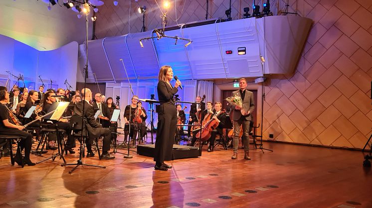 Frilandsmusiker Siri Storheim takker for Likestillingsprisen på konsert med Kringkastingsorkestret, hvor hun selv for tiden vikarierer som hornist. Foto: Beate Styri/NKF