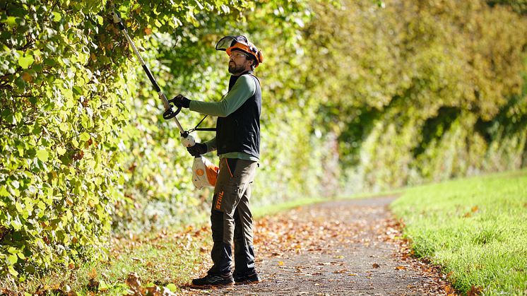 Med den batteridrevne kombimotor STIHL KMA 120 R får viceværter og ejere af større ejendomme og haver udstyr til alsidig vedligeholdelse af grønne områder.