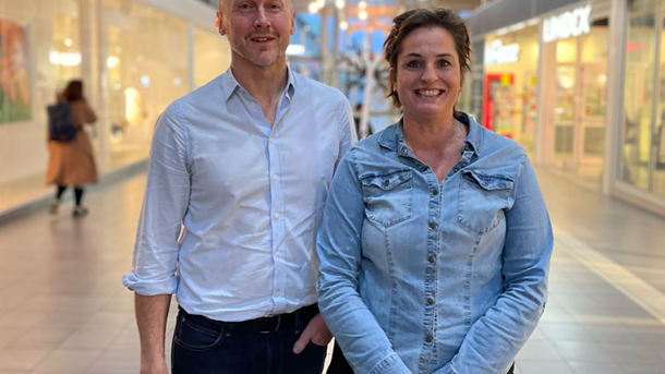 Magnus Franzén och Johanna Wihl leder näringslivsfrukosten. 