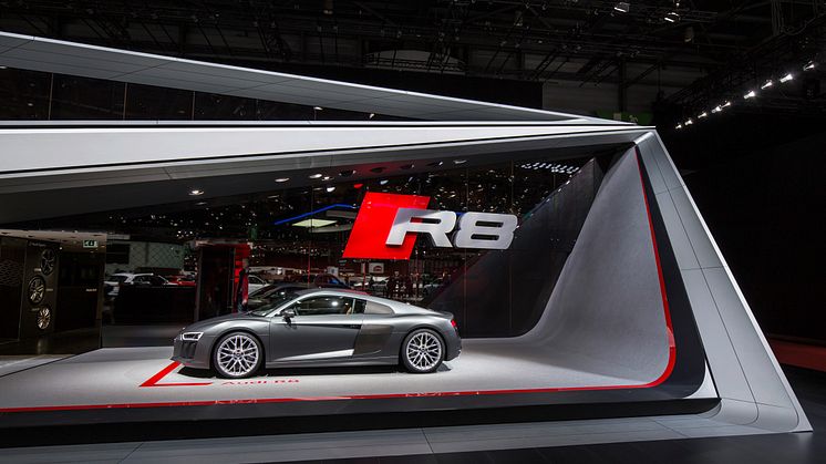 The new Audi R8 V10 on the Geneva Motorshow 2015 (side)