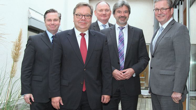 Tim Kähler, Vorsitzender Gesellschafterversammlung, Alfred Würzinger, Bünder Bäder GmbH, Dr. Stephan Nahrath, Geschäftsführer WWE, Günther Berg, 1. Beigeordneter Bünde, und Michael Dreier, Aufsichtsratsvorsitzender WWE.
