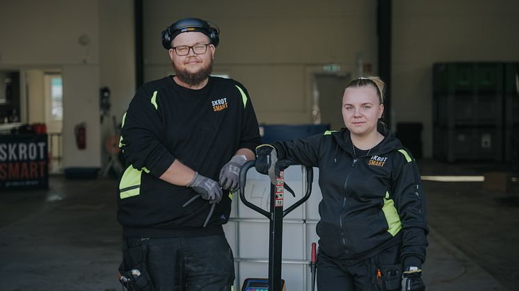 Robin och Hanna på SkrotSmart i Trelleborg trivs fint med att göra det enkelt att återvinna för alla.