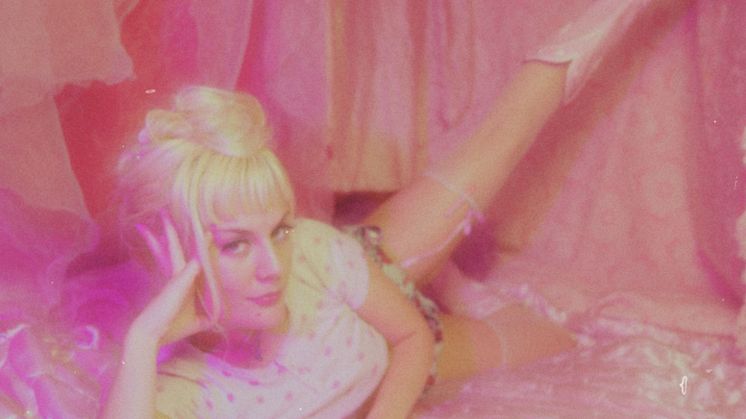 Maja Francis debutalbum “A Pink Soft Mess” ute nu. Lyssna Här!