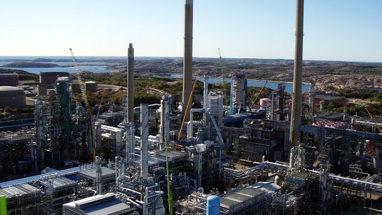 Preems raffinaderi i Lysekil har kapacitet att raffinera 11,4 miljoner ton råolja. Här produceras idag cirka 160 000 kubikmeter HVO-diesel och biobensin. Kapaciteten ska öka till 200 000 kubikmeter under 2019. Foto: Rustan Olsson.