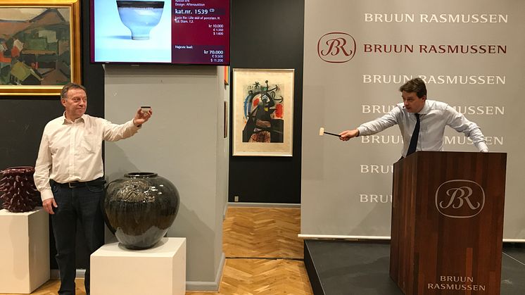 A small bowl by Lucie Rie was sold for DKK 70,000 (€ 12,000 including buyer’s premium).