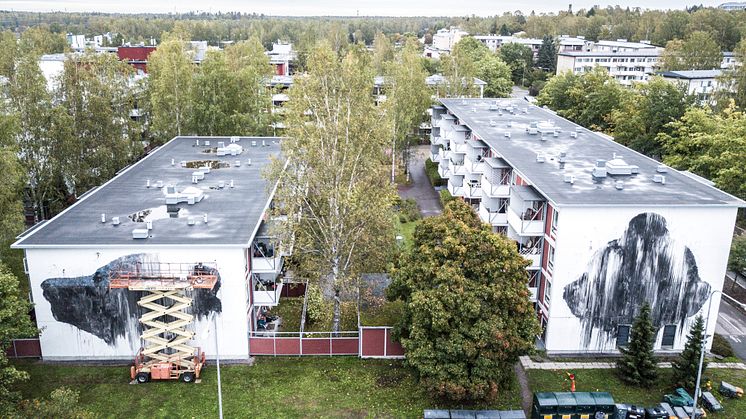 Jussi TwoSeven maalaa tällä viikolla teossarjaa Helsingin Kannelmäessä. Kuva: Kalle Viira.