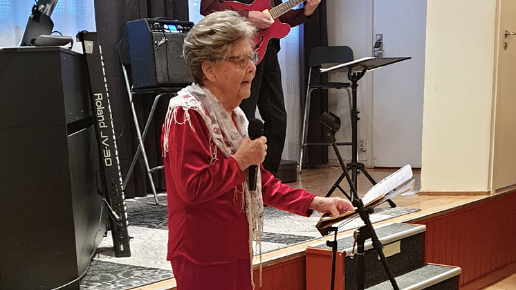 Göta leder studiecirkeln Nostalgikaféet i Umeå   Foto: Eva Emadén