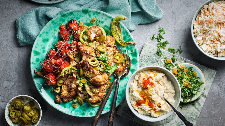 Shavarmakryddad rostad blomkål med babaganush, gula russin och jalapeno