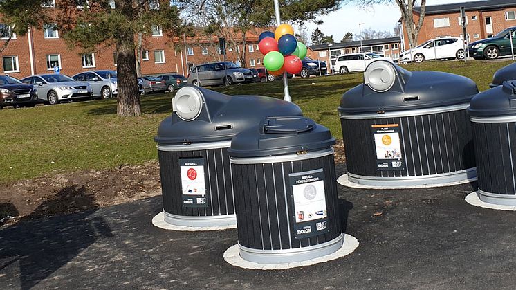 Miljöstation med sopkärl för återvinning pyntad med ballonger i kvarteret Sädesbingen