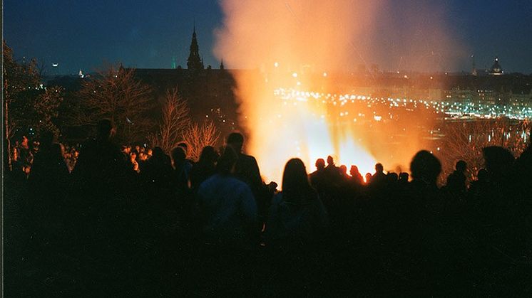 Valborgsmässoeld med Nordiska museet i bakgrunden. Foto: K W Gullers, ©Nordiska museet