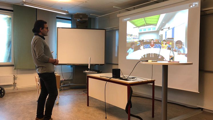 Doktoranden Masood Rangraz tog chansen att prova på att prata med avatarerna via storbildsskärmen.