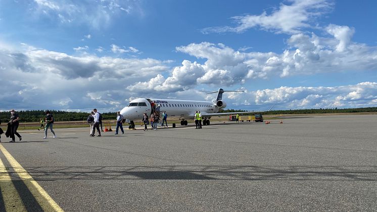 Ankommande tyska charterturister kliver av flygplanet i Jönköping