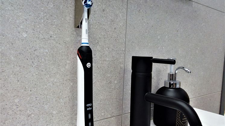 Eltandborsten hänger prydligt på väggen