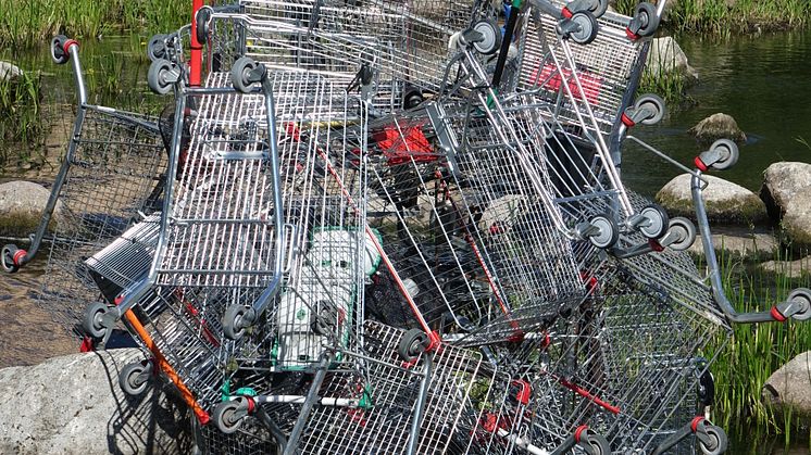 Verket Ett berg av möjligheter av Simon Gran Danielsson från Konst i ån 2018. Verket skapade mängder med reaktioner över hela konstsverige.