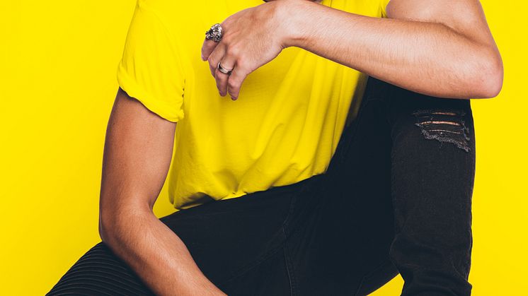 En av Sveriges hetaste popstjärnor Anton Ewald är tillbaka på svensk mark med låten ”New Religion” och Melodifestivals final!