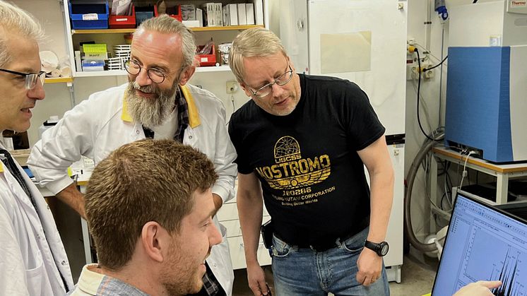 biologen Mathias Sauer visar masspektradata för docent Johan Gobom, professor Henrik Zetterberg och docent Gunnar Brinkmalm