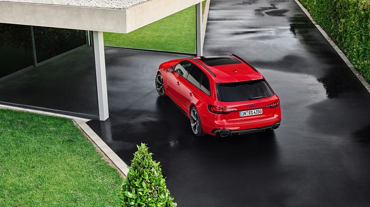 Audi RS 4 Avant (tangorød)