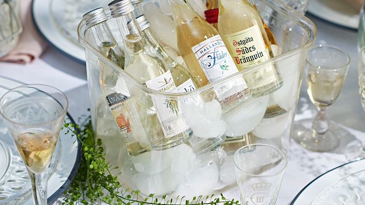Klassikern Prima Svenska Nubbar i ny sval kostym  – Nytt sätt att servera snaps till midsommar med multifunktionellt snapstråg