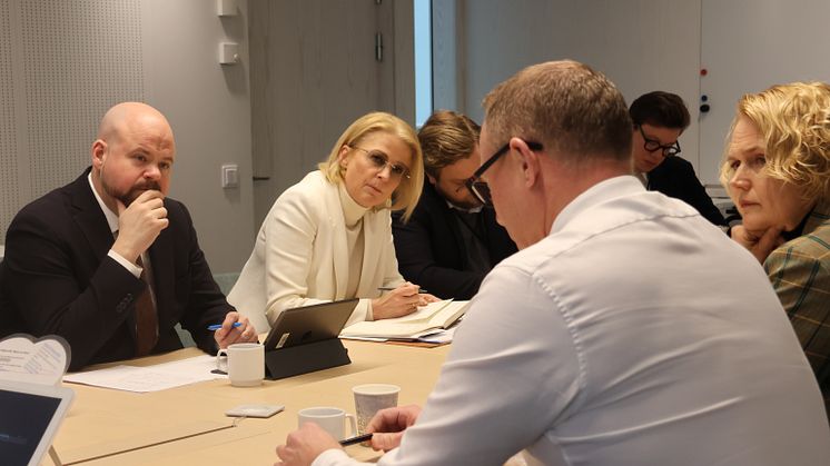 Livsmedelsföretagens vd Björn Hellman berättar om de svenska livsmedelsproducenternas förutsättningar för landsbygdsminister Peter Kullgren och finansminister Elisabeth Svantesson. Foto: Regeringskansliet