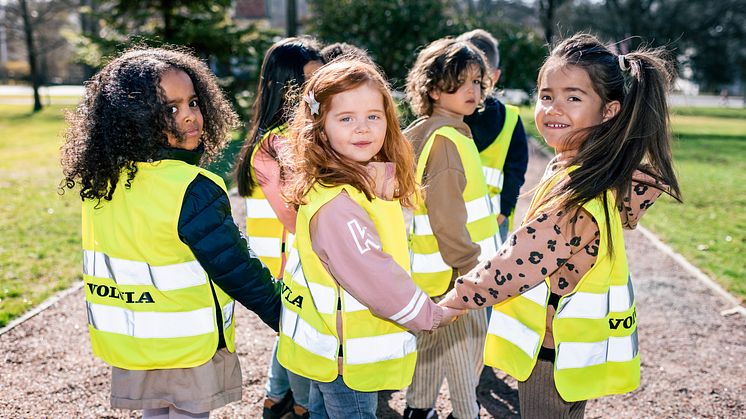 Tiotusentals förskolebarn går baklänges – vill åka säkert i bilen