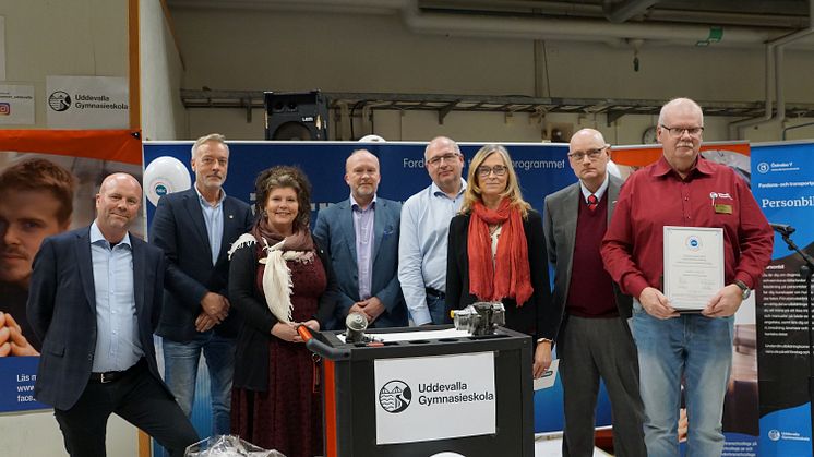 Igår tisdag certifierades fordons- och transportprogrammet till Motorbranschcollege. Från vänster: Jonas Hehrne, Stefan Einarsson,Camilla Olsson, Staffan Lindroos, Lars Andersen, Maria Sjölin Karlsson, Stefan Sjöqvist och Anders Wass.