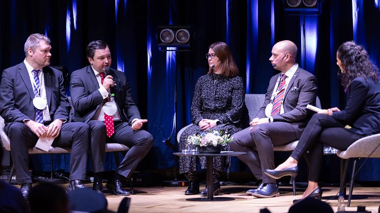 Hans Lindberg (S), kommunalråd, Umeå kommun, i samtal med Mikko Savola, riksdagsledamot och tidigare försvarsminister i Finland, Joakim Strand, riksdagsledamot från Vasa, Finland, och Åsa Ågren Wikström (M), vice ordförande i Kvarkenrådet.