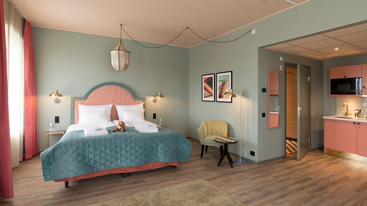 Färgpaletten är lika modern som den andas både Las Vegas och klassisk nöjespark: turkosgrön, rosa och korall med gula accentfärger. På formsidan är både mjuka bågar och den klassiska harlequinrutan genomgående. 