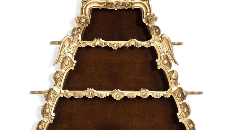 Stor Amagerhylde af forgyldt træ. Danmark. Rokokostil, ca. 1870