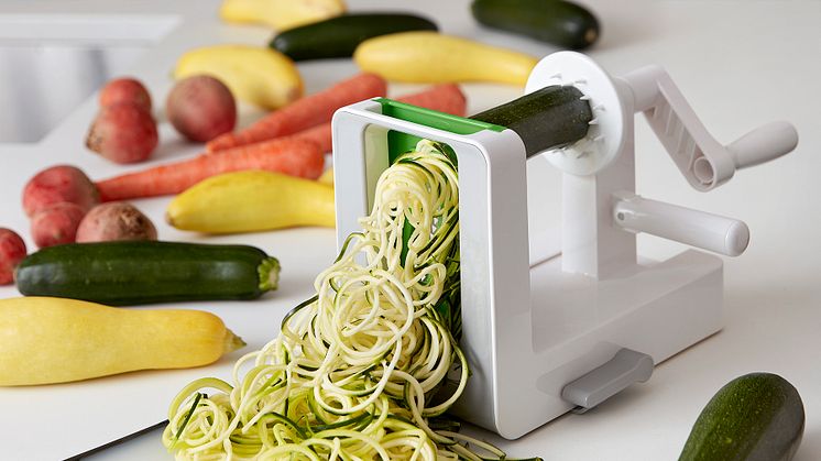 Med Spiralizer grönsakssvarv kan du enkelt göra nudlar av nästan vilka grönsaker och frukter som helst.