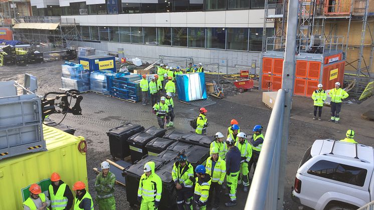 Yrkesarbetare från NCC köar för att få en tallrik gulaschsoppa 