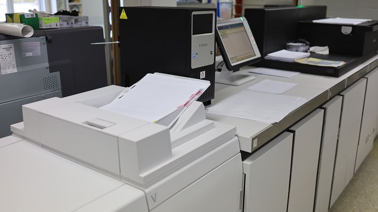 imagePRESS V1350 med Sensing Unit som overvåker trykkvalitet og kommuniserer med RISMAsync rip i bakgrunnen.JPG